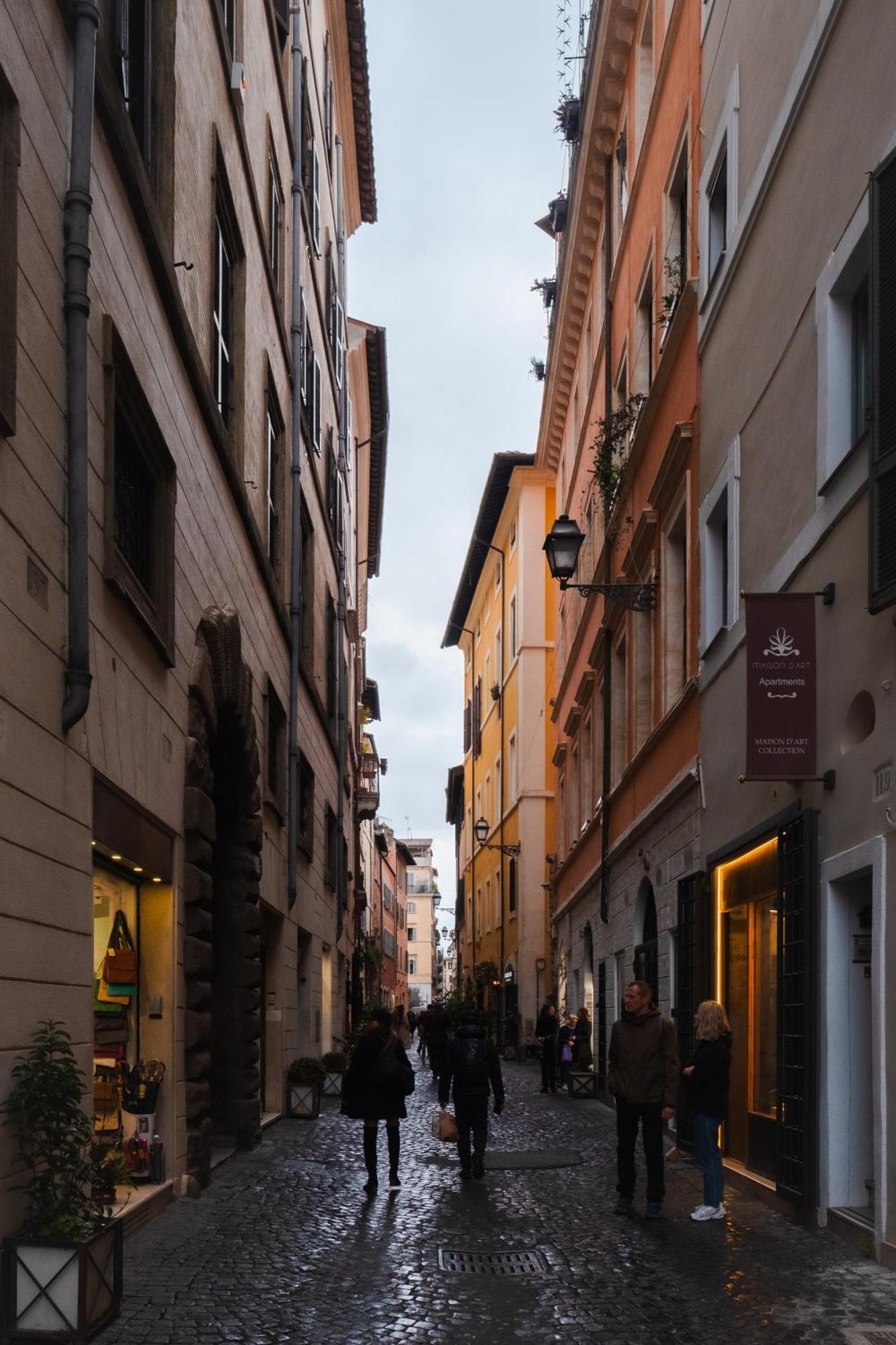 Modern Pied A Terre Near Piazza Navona *